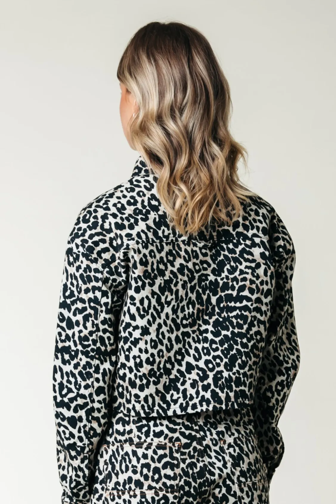 Olle Leopard Cropped Denim Blouse | Beige